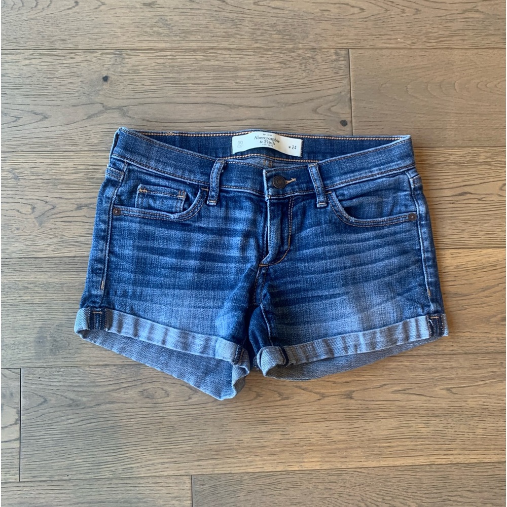 Abercrombie and Fitch women’s shorts. Very good condition. Gently worn-Size 24.